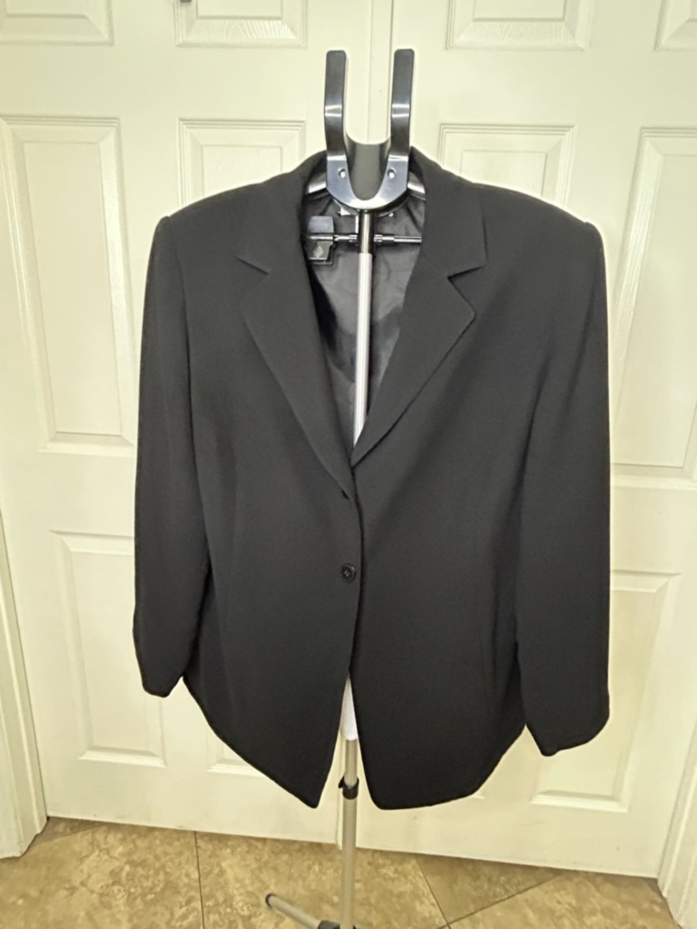 Women's Black Single-Button Notch-Lapel Blazer